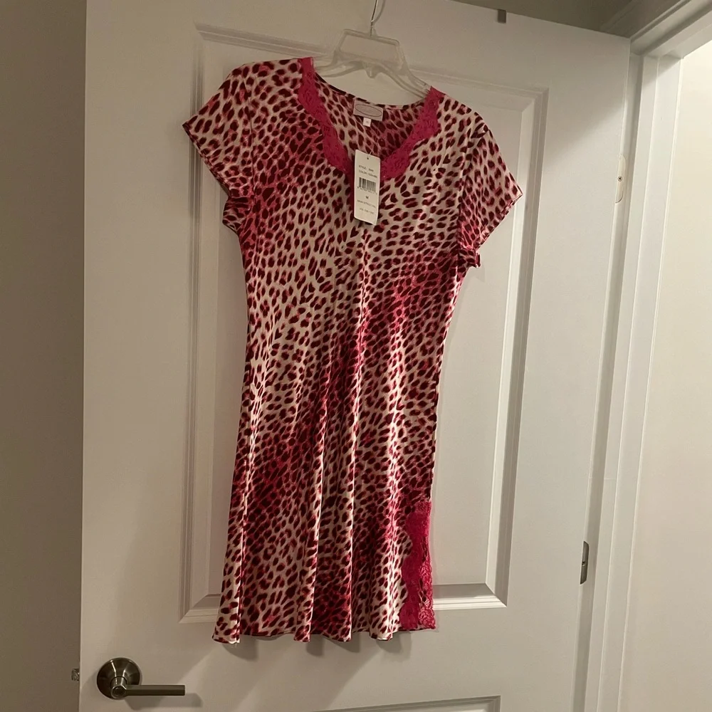 Bed of Roses Fuchsia Animal Print, Wine,Pink & Ivory Gown w/pink trim side split - Picture 3 of 9